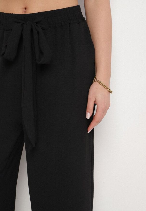 Born2be - Czarne Szerokie Spodnie z Wiskozą Wiązane w Pasie Zilenna. Okazja: na co dzień. Kolor: czarny. Materiał: wiskoza. Styl: klasyczny, casual, elegancki