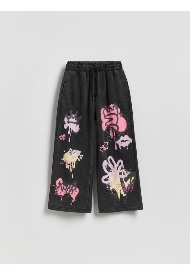Reserved - Spodnie dresowe z nadrukiem - czarny. Kolor: czarny. Materiał: dresówka. Wzór: nadruk