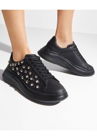 MOA Concept - MOA CONCEPT - Czarne sneakersy z ćwiekami. Kolor: czarny. Materiał: guma. Wzór: napisy, gładki, aplikacja