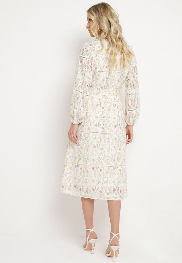 Born2be - Beżowa Rozkloszowana Sukienka w Kwiaty z Paskiem w Talii Dimtia. Okazja: na co dzień. Typ kołnierza: dekolt w kształcie V. Kolor: beżowy. Wzór: kwiaty. Sezon: wiosna, lato. Typ sukienki: proste. Styl: casual, elegancki