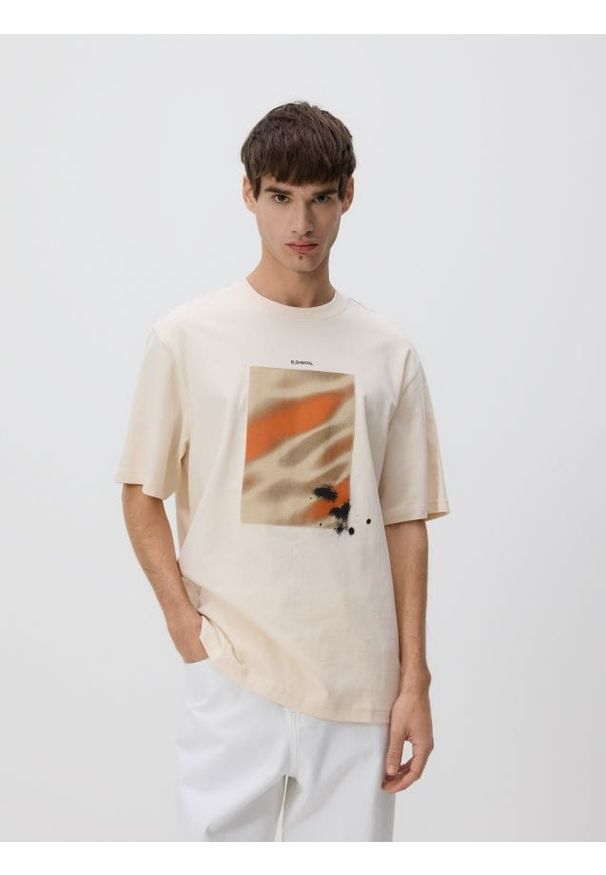 Reserved - T-shirt relaxed fit z nadrukiem - kremowy. Kolor: kremowy. Materiał: dzianina, bawełna. Wzór: nadruk