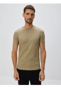 Reserved - Strukturalny t-shirt slim - beżowy. Kolor: beżowy. Materiał: dzianina, bawełna #1
