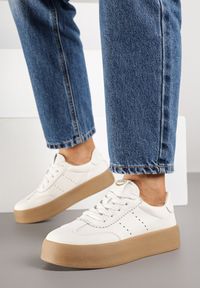 Renee - Beżowe Sneakersy na Platformie Ozdobione Perforacją Haladina. Okazja: na co dzień. Zapięcie: sznurówki. Kolor: beżowy. Materiał: jeans. Wzór: aplikacja. Obcas: na platformie #3