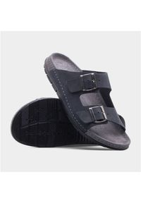 Klapki Scholl Aberdeen F31290-1004 czarne. Kolor: czarny. Materiał: nubuk, materiał, skóra. Sezon: lato, wiosna. Obcas: na obcasie. Wysokość obcasa: średni #4