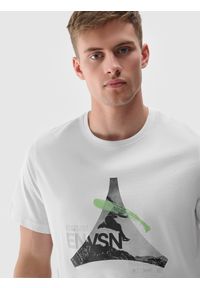 4f - 4F T-shirt regular z nadrukiem męski - biały XXL. Okazja: na co dzień. Kolor: biały. Materiał: bawełna, jersey, dzianina. Długość rękawa: krótki rękaw. Długość: krótkie. Wzór: nadruk. Styl: sportowy, casual, klasyczny