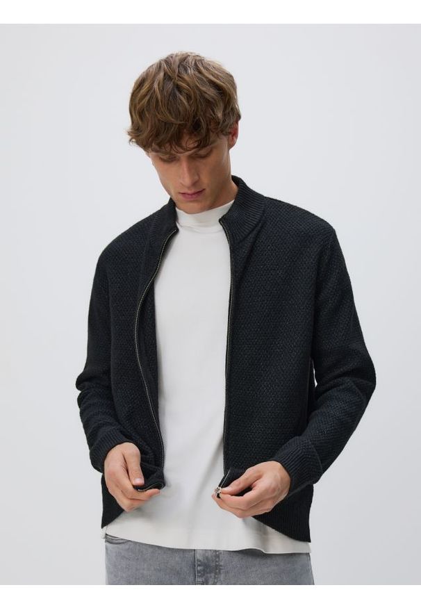Reserved - Rozpinany sweter ze stójką - czarny. Typ kołnierza: kołnierzyk stójkowy. Kolor: czarny. Materiał: dzianina