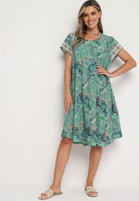 Born2be - Zielona Wiskozowa Sukienka o Rozkloszowanym Kroju w Stylu Boho Melnea. Typ kołnierza: dekolt w łódkę. Kolor: zielony. Materiał: wiskoza. Długość rękawa: krótki rękaw. Sezon: lato. Styl: boho #4