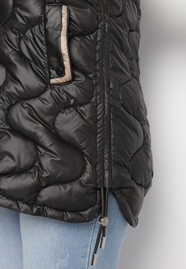 Born2be - Czarna Kamizelka z Ozdobnym Pikowaniem i Odpinanym Kapturem Govianne. Okazja: na co dzień. Kolekcja: plus size. Kolor: czarny. Materiał: jeans. Styl: elegancki, casual