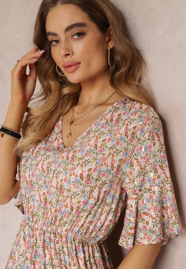 Renee - Biało-Różowa Wiskozowa Sukienka Midi w Kwiaty z Gumką w Talii i Falbanką Nothy. Kolor: różowy. Materiał: wiskoza. Długość rękawa: krótki rękaw. Wzór: kwiaty. Długość: midi