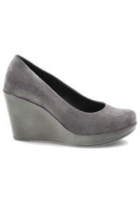 Czółenka damskie Karino, na wysokim koturnie eleganckie skórzane zamszowe wygodne z okrągłym noskiem, szare, 1224-002-P. Okazja: na co dzień. Nosek buta: okrągły. Kolor: szary. Materiał: welur, skóra, zamsz. Obcas: na koturnie. Styl: elegancki #6