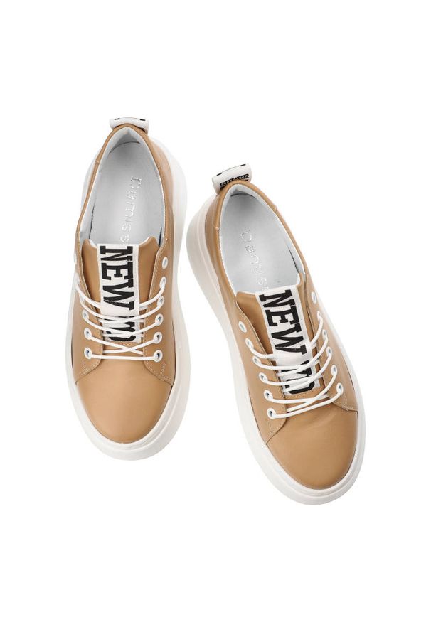 DAMISS - Beżowe Sneakersy Damiss Wygodne Buty Damskie. Okazja: na co dzień. Kolor: biały. Materiał: skóra. Szerokość cholewki: normalna. Wzór: aplikacja, nadruk. Obcas: na obcasie. Styl: casual, sportowy. Wysokość obcasa: średni