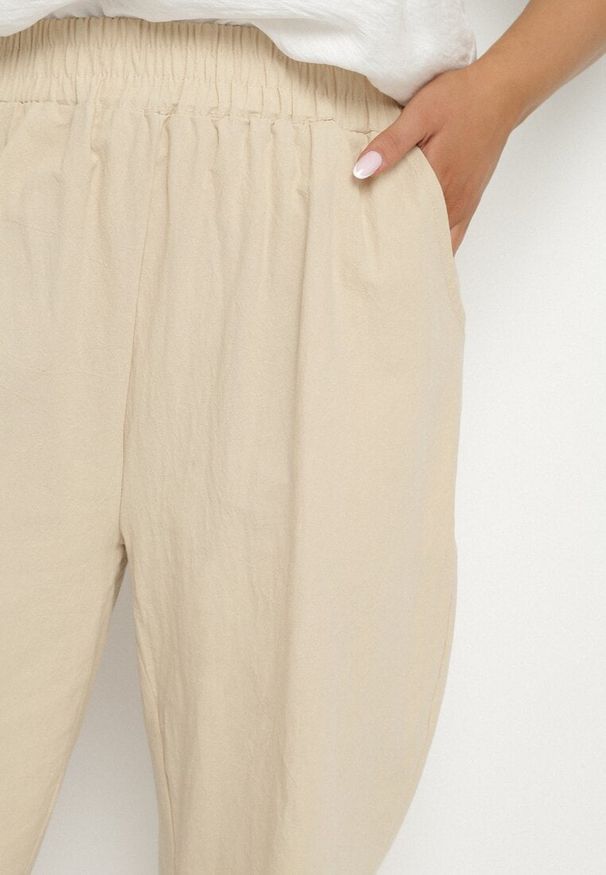 Born2be - Beżowe Luźne Spodnie z Bawełny z Wysokim Stanem 3/4 Lumelle. Okazja: na co dzień. Stan: podwyższony. Kolor: beżowy. Materiał: bawełna. Styl: klasyczny, casual