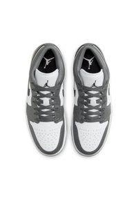 Nike Air Jordan 1 Low Iron Grey Sneakersy męskie. Okazja: na co dzień. Kolor: szary. Materiał: skóra. Szerokość cholewki: normalna. Model: Nike Air Jordan #5