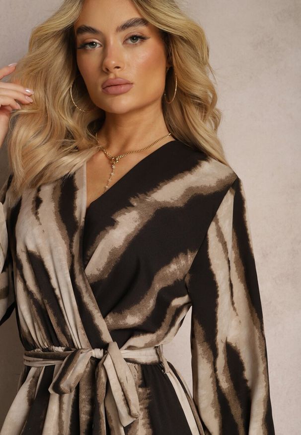 Renee - Brązowo-Czarna Rozkloszowana Sukienka Maxi z Kopertowym Dekoltem i Materiałowym Paskiem Efengia. Kolor: brązowy. Materiał: materiał. Typ sukienki: kopertowe. Styl: elegancki. Długość: maxi