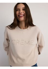 Reserved - Bluza z haftem - beżowy. Kolor: beżowy. Materiał: dzianina. Wzór: haft #1