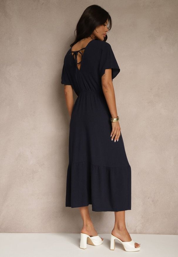 Renee - Granatowa Sukienka z Wiskozą i Lnem z Wiązaniem z Tyłu Kolissea. Okazja: na co dzień. Kolor: niebieski. Materiał: wiskoza, len. Typ sukienki: proste. Styl: casual