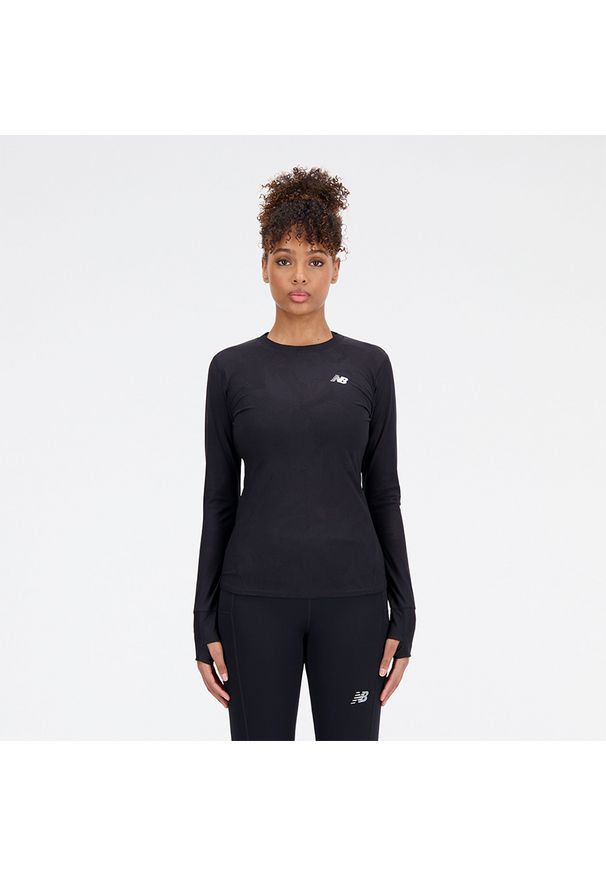 Koszulka damska New Balance WT33282BK – czarna. Kolor: czarny. Materiał: poliester. Długość rękawa: długi rękaw. Długość: długie. Sezon: lato. Sport: fitness, bieganie