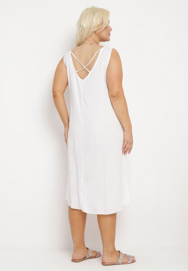 Born2be - Biała Wiskozowa Sukienka o Pudełkowym Fasonie bez Rękawów Pleria. Kolekcja: plus size. Kolor: biały. Materiał: wiskoza. Długość rękawa: bez rękawów. Typ sukienki: dla puszystych. Styl: wizytowy