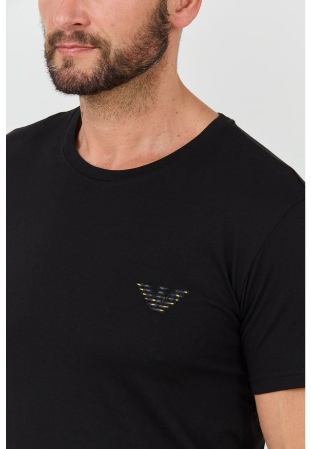 Emporio Armani - EMPORIO ARMANI Czarny t-shirt logo brodé. Kolor: czarny