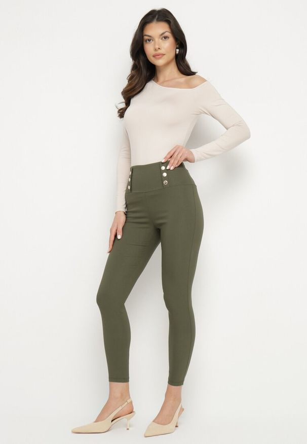 Born2be - Ciemnozielone Legginsy z Wysokim Stanem Ozdobione Guzikami Kolithra. Okazja: na co dzień, do pracy. Stan: podwyższony. Kolor: zielony. Wzór: aplikacja. Styl: elegancki, klasyczny, casual