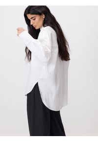 Reserved - Bawełniana koszula z szerokimi mankietami - biały. Kolor: biały. Materiał: bawełna #1