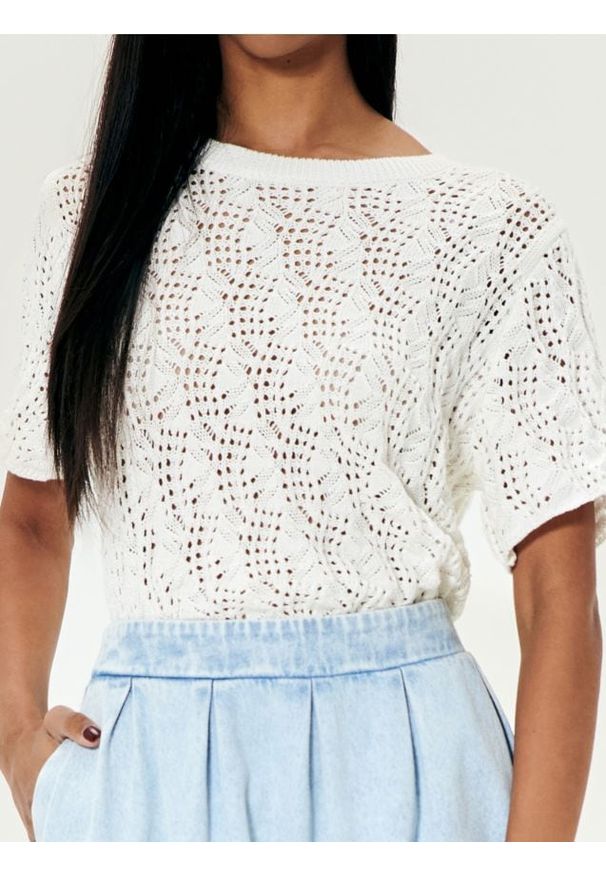 Sinsay - Sweter z wiązaniem - kremowy. Kolor: kremowy