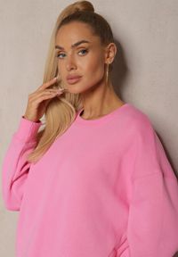 Renee - Różowa Bluza z Bawełną Ozdobiona Asymetrycznym Zapięciem na Napy Malabria. Okazja: na co dzień. Kolor: różowy. Materiał: bawełna. Wzór: aplikacja. Styl: casual, elegancki #4
