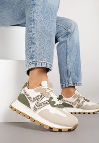 Renee - Beżowe Sneakersy Ozdobione Geometrycznym Motywem Annerie. Okazja: na co dzień. Kolor: beżowy. Materiał: jeans. Wzór: aplikacja, geometria