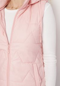 Born2be - Różowa Kamizelka z Geometrycznym Pikowaniem i Kapturem Koridi. Okazja: na co dzień, na spacer. Kolor: różowy. Materiał: jeans. Wzór: geometria. Styl: klasyczny, casual, sportowy #2