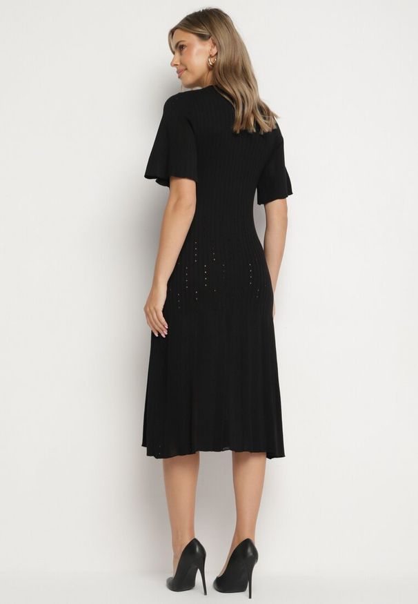 Born2be - Czarna Sukienka Trapezowa z Wiskozą Zapinana na Guziki Zetiella. Okazja: na co dzień. Kolor: czarny. Materiał: wiskoza. Długość rękawa: krótki rękaw. Typ sukienki: trapezowe. Styl: casual