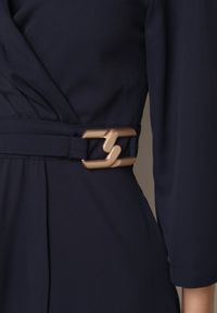 Born2be - Granatowa Kopertowa Sukienka Wieczorowa z Metaliczną Aplikacją w Talii Henalana. Okazja: na imprezę. Typ kołnierza: dekolt w serek. Kolor: niebieski. Wzór: aplikacja. Typ sukienki: kopertowe. Styl: wizytowy #5