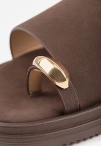 Born2be - Brązowe Klapki Typu Japonki z Metaliczną Ozdobą Samrina. Okazja: na co dzień. Kolor: brązowy. Materiał: jeans, koronka. Wzór: aplikacja. Sezon: lato. Styl: casual #8