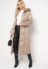 Born2be - Beżowa Pikowana Kurtka Maxi Płaszcz z Ozdobnym Marszczeniem i Futerkiem Estenous. Okazja: na co dzień. Kolor: beżowy. Materiał: futro. Styl: casual, klasyczny #4