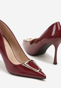 Renee - Bordowe Szpilki Lakierowane Ozdobione Aplikacją Riluana. Kolor: czerwony. Materiał: lakier. Wzór: aplikacja. Obcas: na szpilce. Styl: elegancki. Wysokość obcasa: średni #3