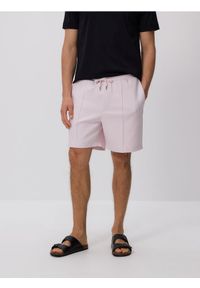 Reserved - Szorty comfort z przeszyciami - fioletowy. Kolor: fioletowy. Materiał: bawełna, dzianina #1