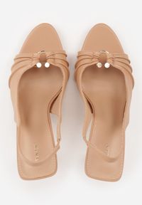 Renee - Ciemnobeżowe Sandały na Szpilce VICES z Metaliczną Ozdobą i Marszczeniem Orinlisa. Kolor: beżowy. Wzór: aplikacja. Sezon: lato. Obcas: na szpilce #2