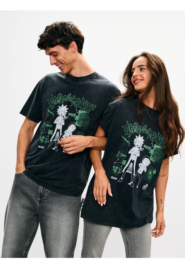 Sinsay - Bawełniana koszulka comfort z nadrukiem Rick & Morty - czarny. Kolor: czarny. Materiał: bawełna. Wzór: nadruk