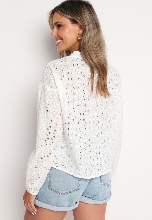 Born2be - Biała Bluzka o Ażurowym Wykończeniu z Wiązaniem z Przodu Malnena. Okazja: na co dzień. Kolor: biały. Wzór: ażurowy. Styl: casual, klasyczny
