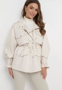Born2be - Jasnobeżowa Kurtka Parka z Dużymi Kieszeniami Talaha. Okazja: na co dzień. Kolor: beżowy. Materiał: jeans. Długość: krótkie. Wzór: aplikacja. Sezon: wiosna, jesień. Styl: casual #1