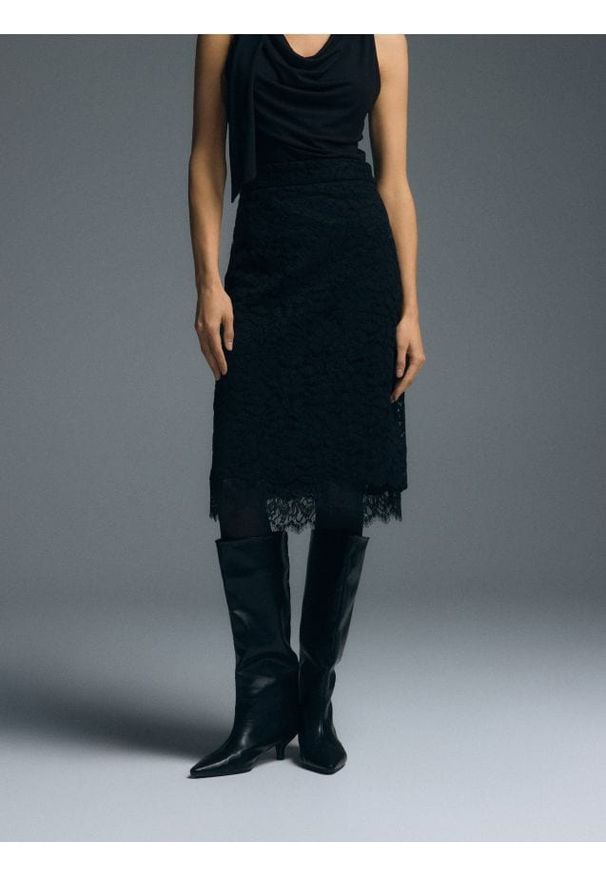 Reserved - Strukturalna spódnica midi z koronką - czarny. Kolor: czarny. Materiał: koronka. Wzór: koronka