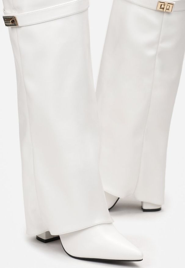 Renee - Białe Kozaki na Słupku z Wywiniętą Cholewką i Noskiem w Szpic Selvaggia. Nosek buta: szpiczasty. Zapięcie: zamek. Kolor: biały. Materiał: materiał, skóra. Szerokość cholewki: normalna. Sezon: zima. Obcas: na słupku. Wysokość obcasa: średni