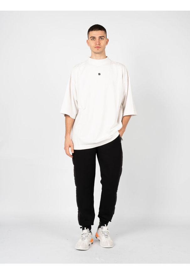 Yeezy Gap Engineered by Balenciaga - Yeezy Gap Engineered By Balenciaga T-Shirt "Logo" | 719614 TMVQ2 | Mężczyzna | Biały. Kolor: biały. Materiał: bawełna. Wzór: nadruk