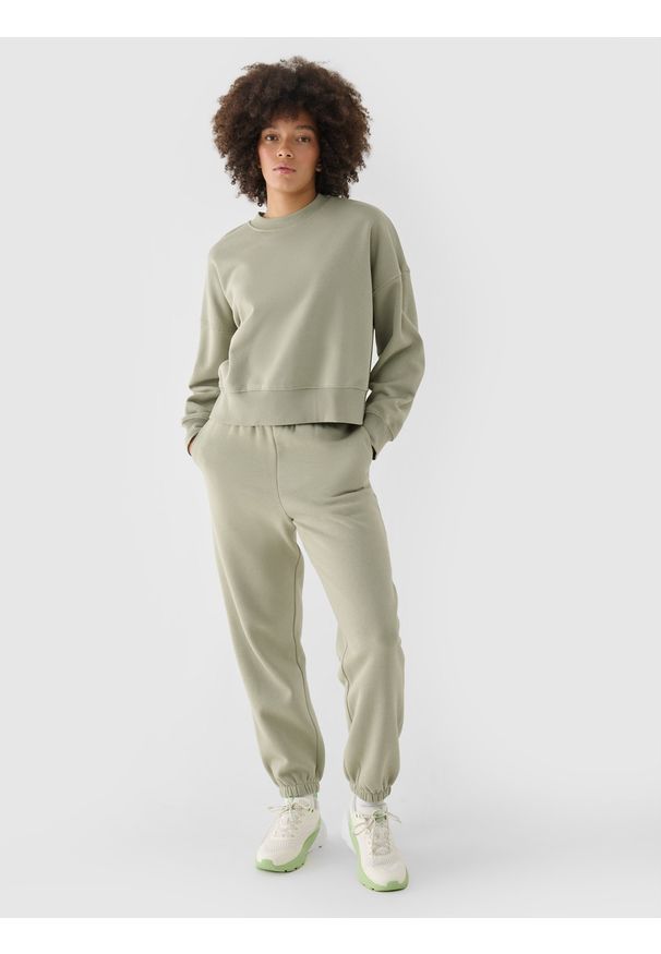 4f - 4F Spodnie dresowe joggery oversize damskie - oliwkowe XXL. Kolor: oliwkowy, brązowy, wielokolorowy. Materiał: dresówka. Wzór: gładki, ze splotem