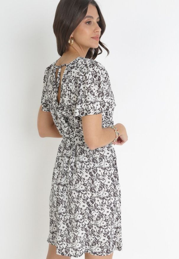 Born2be - Czarno-Biała Sukienka Mini z Kopertowym Dekoltem i Wiązanym Paskiem Airin. Kolor: czarny. Materiał: materiał. Sezon: lato. Typ sukienki: kopertowe. Długość: mini