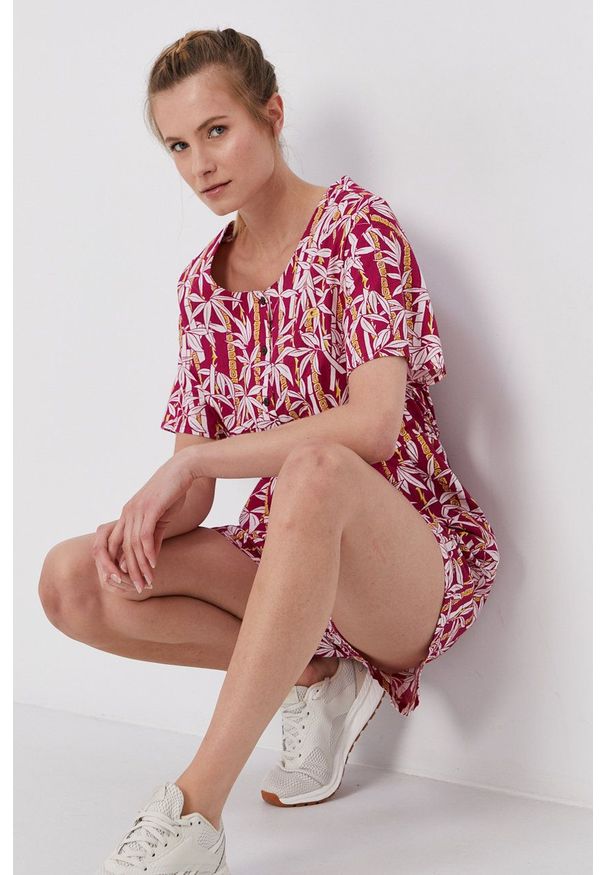 Quiksilver - Kombinezon. Okazja: na co dzień. Kolor: różowy. Materiał: tkanina. Długość rękawa: krótki rękaw. Długość: krótkie. Styl: casual
