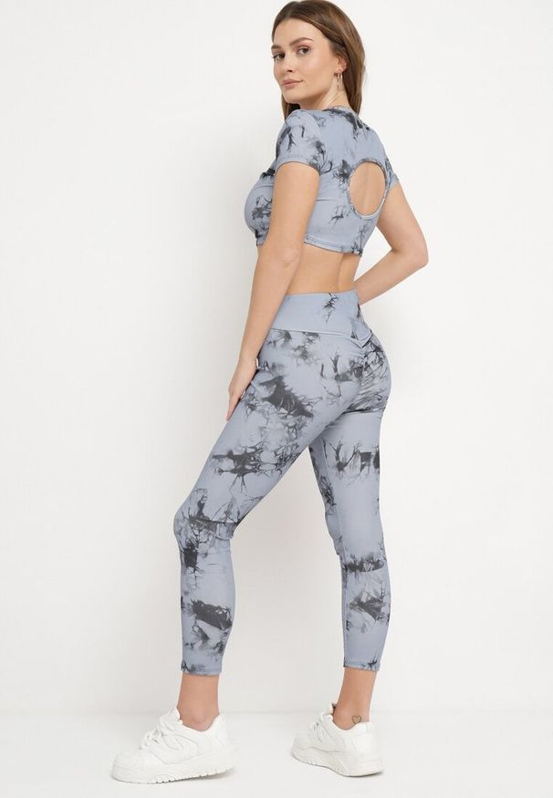 Born2be - Szary Komplet Sportowy z Wzorem Tie-Dye Top z Krótkimi Rękawami i Leggisy Larvena. Kolor: szary