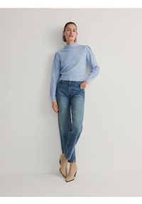 Reserved - Sweter z ozdobnymi detalami - jasnoniebieski. Kolor: niebieski. Materiał: dzianina. Wzór: gładki. Styl: klasyczny #1