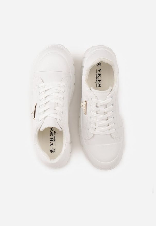 Renee - Białe Sneakersy VICES na Tłoczonej Podeszwie w Stylu Chunky Myninis. Okazja: na co dzień. Kolor: biały. Materiał: skóra, koronka. Obcas: na platformie