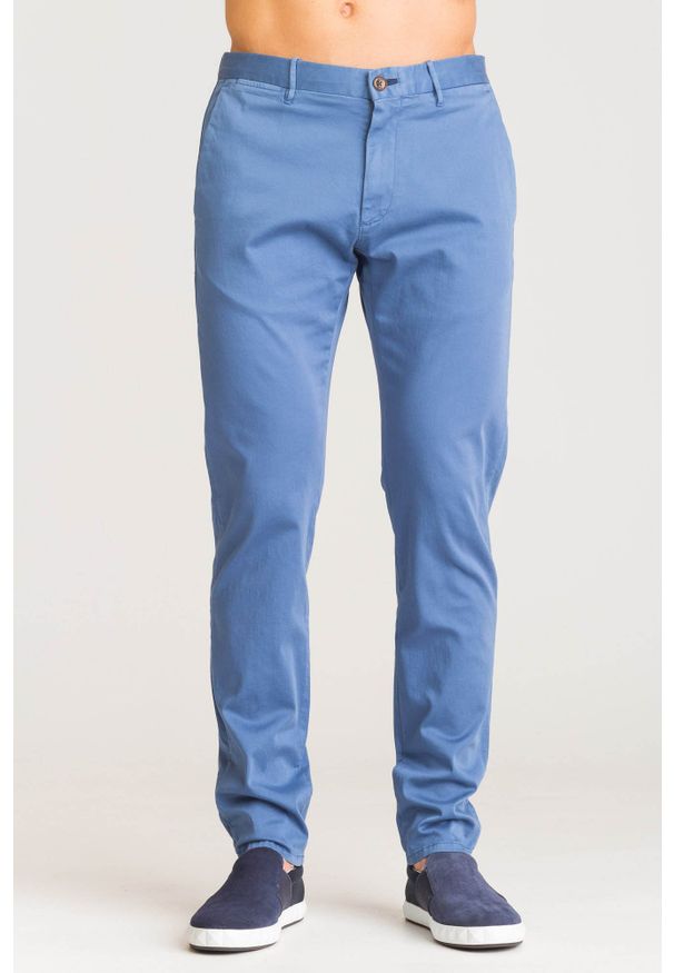 JOOP! Jeans - Niebieskie chinosy Joop Jeans Steen. Kolor: niebieski. Materiał: bawełna, skóra. Wzór: aplikacja