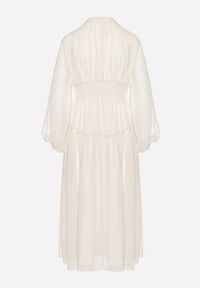 Born2be - Jasnobeżowa Długa Sukienka Koktajlowa w Stylu Retro z Plisami i Stójką Leowia. Typ kołnierza: kołnierzyk stójkowy. Kolor: beżowy. Styl: retro, wizytowy. Długość: maxi #2